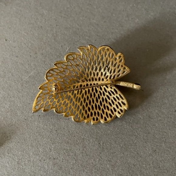 Monet Gilded Gold and White Enamel Fossil Leaf Brooch 70's Runway Book Piece - Picture 3 of 7